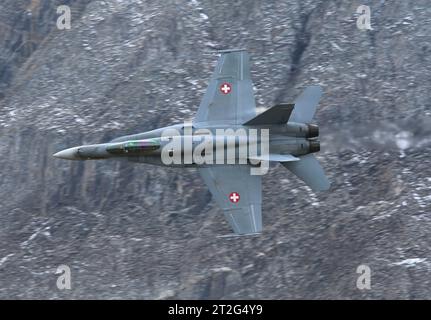 Ein Kampfflugzeug der Schweizer Luftwaffe vom Typ McDonnell Douglas FA-18C Hornet. Flugvorführungen der Schweizer Luftwaffe auf dem Fliegerschiessplatz Axalp-Ebenfluh am 18. Oktober 2023. Axalp ob Brienz Kanton Bern Schweiz *** A Swiss Air Force McDonnell Douglas FA 18C Hornet Jagdflugzeug Flugvorführungen auf der Axalp Ebenfluh Flugstrecke am 18. Oktober 2023 Axalp ob Brienz Kanton Bern Schweiz Credit: Imago/Alamy Live News Stockfoto