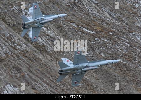 Zwei Kampfflugzeuge der Schweizer Luftwaffe vom Typ McDonnell Douglas FA-18C Hornet bei der Fliegerdemonstration auf der Axalp. Flugvorführungen der Schweizer Luftwaffe auf dem Fliegerschiessplatz Axalp-Ebenfluh am 18. Oktober 2023. Axalp ob Brienz Kanton Bern Schweiz *** zwei Kampfflugzeuge der Schweizer Luftwaffe vom Typ McDonnell Douglas FA 18C Hornet während der Flugdemonstration auf Axalp Swiss Air Force Flugdemonstrationen auf der Axalp Ebenfluh Flugstrecke am 18 Oktober 2023 Axalp ob Brienz Kanton Bern Schweiz Credit: Imago/Alamy Live News Stockfoto