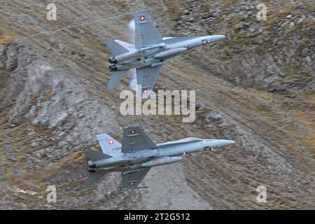 Zwei Kampfflugzeuge der Schweizer Luftwaffe vom Typ McDonnell Douglas FA-18C Hornet bei der Fliegerdemonstration auf der Axalp. Flugvorführungen der Schweizer Luftwaffe auf dem Fliegerschiessplatz Axalp-Ebenfluh am 18. Oktober 2023. Axalp ob Brienz Kanton Bern Schweiz *** zwei Kampfflugzeuge der Schweizer Luftwaffe vom Typ McDonnell Douglas FA 18C Hornet während der Flugdemonstration auf Axalp Swiss Air Force Flugdemonstrationen auf der Axalp Ebenfluh Flugstrecke am 18 Oktober 2023 Axalp ob Brienz Kanton Bern Schweiz Credit: Imago/Alamy Live News Stockfoto