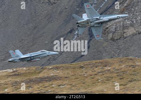 Zwei Kampfflugzeuge der Schweizer Luftwaffe vom Typ McDonnell Douglas FA-18C Hornet bei der Fliegerdemonstration auf der Axalp. Flugvorführungen der Schweizer Luftwaffe auf dem Fliegerschiessplatz Axalp-Ebenfluh am 18. Oktober 2023. Axalp ob Brienz Kanton Bern Schweiz *** zwei Kampfflugzeuge der Schweizer Luftwaffe vom Typ McDonnell Douglas FA 18C Hornet während der Flugdemonstration auf Axalp Swiss Air Force Flugdemonstrationen auf der Axalp Ebenfluh Flugstrecke am 18 Oktober 2023 Axalp ob Brienz Kanton Bern Schweiz Credit: Imago/Alamy Live News Stockfoto