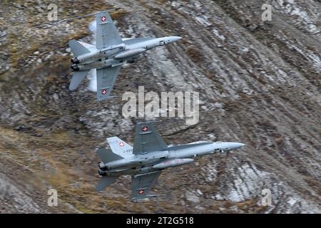 Zwei Kampfflugzeuge der Schweizer Luftwaffe vom Typ McDonnell Douglas FA-18C Hornet bei der Fliegerdemonstration auf der Axalp. Flugvorführungen der Schweizer Luftwaffe auf dem Fliegerschiessplatz Axalp-Ebenfluh am 18. Oktober 2023. Axalp ob Brienz Kanton Bern Schweiz *** zwei Kampfflugzeuge der Schweizer Luftwaffe vom Typ McDonnell Douglas FA 18C Hornet während der Flugdemonstration auf Axalp Swiss Air Force Flugdemonstrationen auf der Axalp Ebenfluh Flugstrecke am 18 Oktober 2023 Axalp ob Brienz Kanton Bern Schweiz Credit: Imago/Alamy Live News Stockfoto