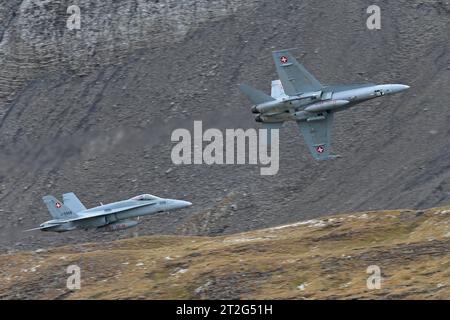 Zwei Kampfflugzeuge der Schweizer Luftwaffe vom Typ McDonnell Douglas FA-18C Hornet bei der Fliegerdemonstration auf der Axalp. Flugvorführungen der Schweizer Luftwaffe auf dem Fliegerschiessplatz Axalp-Ebenfluh am 18. Oktober 2023. Axalp ob Brienz Kanton Bern Schweiz *** zwei Kampfflugzeuge der Schweizer Luftwaffe vom Typ McDonnell Douglas FA 18C Hornet während der Flugdemonstration auf Axalp Swiss Air Force Flugdemonstrationen auf der Axalp Ebenfluh Flugstrecke am 18 Oktober 2023 Axalp ob Brienz Kanton Bern Schweiz Credit: Imago/Alamy Live News Stockfoto