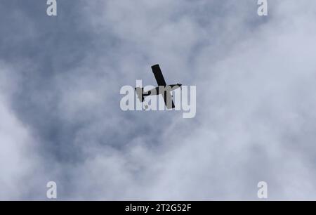 Ein Fallschirmspringer der Schweizer Armee springt aus einem Propellerflugzeug der Schweizer Luftwaffe vom Typ Pilatus PC-6 Porter. Flugvorführungen der Schweizer Luftwaffe auf dem Fliegerschiessplatz Axalp-Ebenfluh am 18. Oktober 2023. Axalp ob Brienz Kanton Bern Schweiz *** Ein Fallschirmspringer der Schweizer Armee springt aus einer Schweizer Luftwaffe Pilatus PC 6 Porter Propellerflugzeug Schweizer Luftwaffe Flugvorführungen auf der Axalp Ebenfluh Flugstrecke am 18. Oktober 2023 Axalp ob Brienz Kanton Bern Schweiz Credit: Imago/Alamy Live News Stockfoto