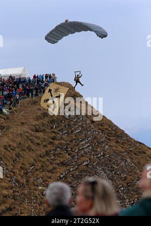 Ein Freifaller des Kommandos Spezialkräfte der Schweizer Armee KSK mit der Flagge des Kommandos Spezialkräfte über den Zuschauern auf dem Berg Tschingel auf der Axalp. Hochkant. Flugvorführungen der Schweizer Luftwaffe auf dem Fliegerschiessplatz Axalp-Ebenfluh am 18. Oktober 2023. Axalp ob Brienz Kanton Bern Schweiz *** Ein freispieler des Schweizer Bundeswehr-Sonderkommandos KSK mit der Flagge des Sonderkommandos über den Zuschauern auf dem Berg Tschingel auf der Axalp Hochrandflug Demonstrationen der Schweizer Luftwaffe auf die Luftwaffe schießen Bereich Axalp Ebenfluh bei 18 oC Stockfoto