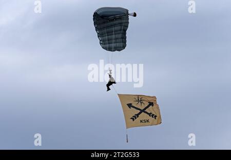 Ein Freifaller des Kommandos Spezialkräfte der Schweizer Armee KSK mit der Flagge des Kommandos Spezialkräfte. Flugvorführungen der Schweizer Luftwaffe auf dem Fliegerschiessplatz Axalp-Ebenfluh am 18. Oktober 2023. Axalp ob Brienz Kanton Bern Schweiz *** Ein freispieler des Sonderkommandos der Schweizer Streitkräfte KSK mit der Flagge des Sonderkommandos der Schweizer Luftwaffe Flugdemonstrationen der Schweizer Luftwaffe auf dem Schießstand der Luftwaffe Axalp Ebenfluh am 18. Oktober 2023 Axalp ob Brienz Kanton Bern Schweiz Credit: Imago/Alamy Live News Stockfoto