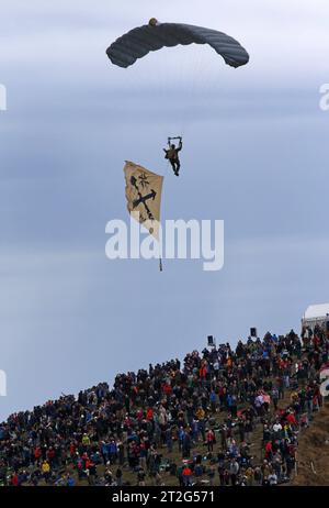 Ein Freifaller des Kommandos Spezialkräfte der Schweizer Armee KSK mit der Flagge des Kommandos Spezialkräfte über den Zuschauern auf dem Berg Tschingel auf der Axalp. Hochkant. Flugvorführungen der Schweizer Luftwaffe auf dem Fliegerschiessplatz Axalp-Ebenfluh am 18. Oktober 2023. Axalp ob Brienz Kanton Bern Schweiz *** Ein freispieler des Schweizer Bundeswehr-Sonderkommandos KSK mit der Flagge des Sonderkommandos über den Zuschauern auf dem Berg Tschingel auf der Axalp Hochrandflug Demonstrationen der Schweizer Luftwaffe auf die Luftwaffe schießen Bereich Axalp Ebenfluh bei 18 oC Stockfoto