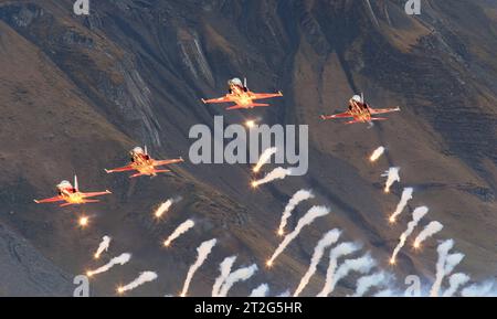 Die Kunstflugstaffel der Schweizer Luftwaffe Patrouille Suisse bei Ihrer Vorführung unter Einsatz von Leuchtkörpern auf der Axalp 2023. Flugvorführungen der Schweizer Luftwaffe auf dem Fliegerschiessplatz Axalp-Ebenfluh am 18. Oktober 2023. Axalp ob Brienz Kanton Bern Schweiz *** das Kunstfluggeschwader der Schweizer Luftwaffe Patrouille Suisse während ihrer Demonstration mit Flares auf der Axalp 2023 Flugvorführungen der Schweizer Luftwaffe auf dem Schießstand Axalp Ebenfluh am 18. Oktober 2023 Axalp ob Brienz Kanton Bern Schweiz Credit: Imago/Alamy Live News Stockfoto