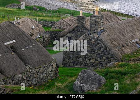 Gearrannan Blackhouse Village ist ein restauriertes Blackhouse-Dorf auf der Isle of Lewis, Schottland, das einen Einblick in die traditionelle hebridische Art und Weise bietet Stockfoto