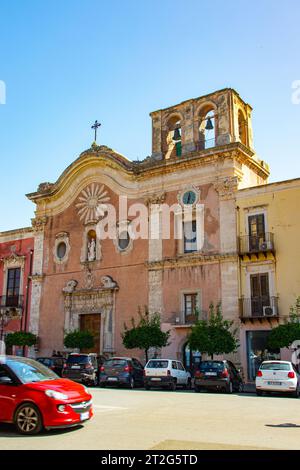 MILAZZO, SIZILIEN, Italien - 03. Oktober 2023. Die Karminkirche befindet sich auf der Piazza Caio Duilio im historischen Zentrum der Stadt Milazzo. Stockfoto