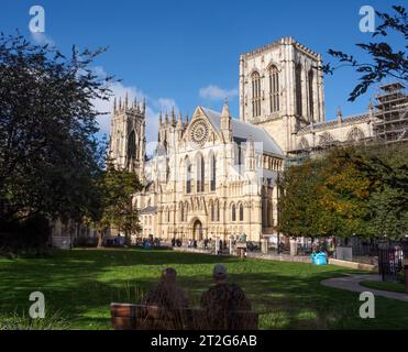 York Minster, südlicher Aspekt vom neuen Garten aus gesehen Stockfoto