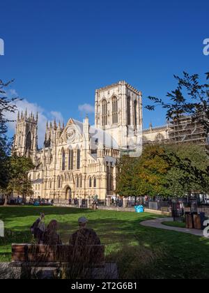 York Minster, südlicher Aspekt vom neuen Garten aus gesehen Stockfoto