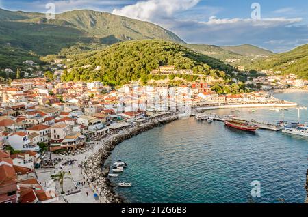 Malerisches Panorama von Parga, Griechenland. Idyllische Bucht, traditionelle, charmante Häuser und malerischer Hafen in einem mediterranen Paradies an einem sonnigen Tag. Stockfoto