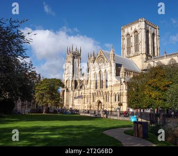 York Minster, südlicher Aspekt vom neuen Garten aus gesehen Stockfoto