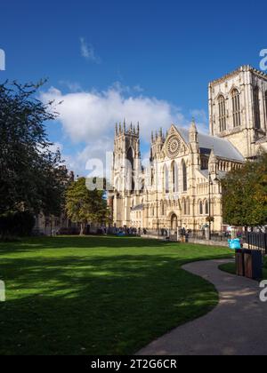 York Minster, südlicher Aspekt vom neuen Garten aus gesehen Stockfoto