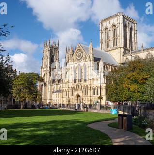 York Minster, südlicher Aspekt vom neuen Garten aus gesehen Stockfoto