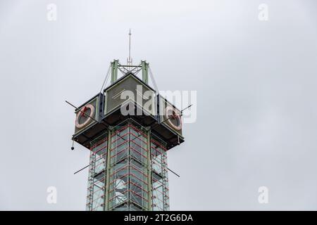 Ein Bild des oberen Teils des Turms am Jernbanetorget-Platz. Stockfoto