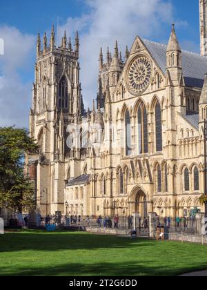 York Minster, südlicher Aspekt vom neuen Garten aus gesehen Stockfoto