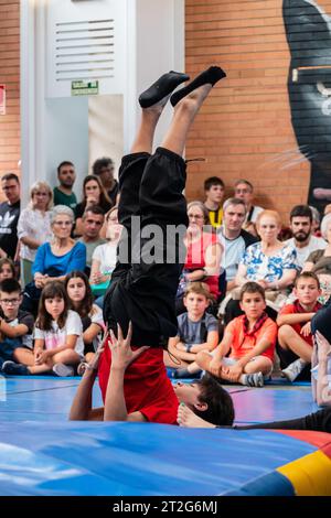 Zirkusshow mit Kindern im Centro Civico La Almozara während der Fiestas von el Pilar, Saragossa, Aragon, Spanien Stockfoto