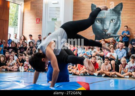 Zirkusshow mit Kindern im Centro Civico La Almozara während der Fiestas von el Pilar, Saragossa, Aragon, Spanien Stockfoto