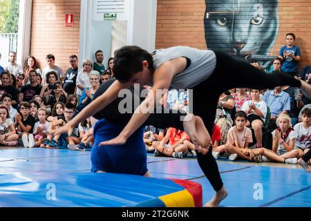 Zirkusshow mit Kindern im Centro Civico La Almozara während der Fiestas von el Pilar, Saragossa, Aragon, Spanien Stockfoto