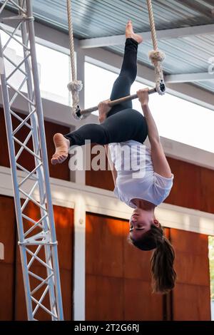 Zirkusshow mit Kindern im Centro Civico La Almozara während der Fiestas von el Pilar, Saragossa, Aragon, Spanien Stockfoto