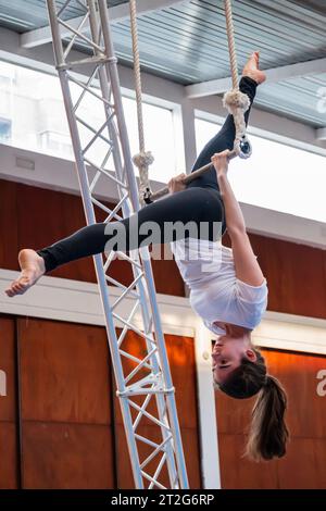 Zirkusshow mit Kindern im Centro Civico La Almozara während der Fiestas von el Pilar, Saragossa, Aragon, Spanien Stockfoto