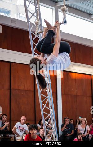 Zirkusshow mit Kindern im Centro Civico La Almozara während der Fiestas von el Pilar, Saragossa, Aragon, Spanien Stockfoto