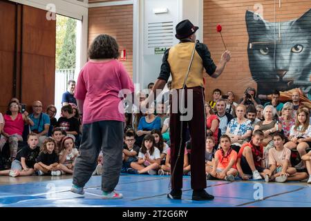 Zirkusshow mit Kindern im Centro Civico La Almozara während der Fiestas von el Pilar, Saragossa, Aragon, Spanien Stockfoto