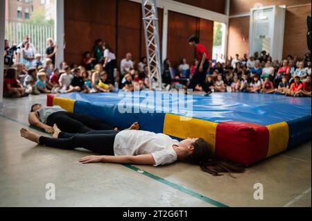 Zirkusshow mit Kindern im Centro Civico La Almozara während der Fiestas von el Pilar, Saragossa, Aragon, Spanien Stockfoto