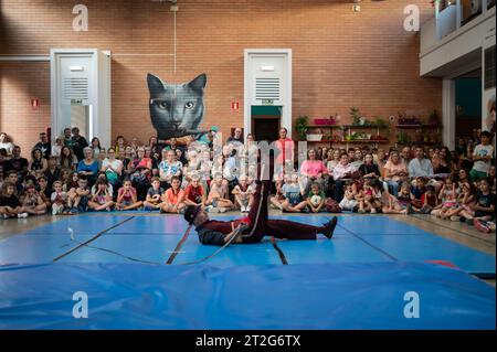 Zirkusshow mit Kindern im Centro Civico La Almozara während der Fiestas von el Pilar, Saragossa, Aragon, Spanien Stockfoto