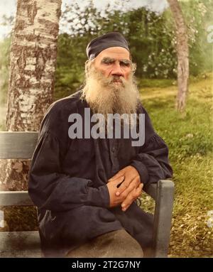 Leo Tolstoi sitzt auf einer Gartenbank. Unbekannter Speicherort. Jahr: 1897. Fotograf: F. W. Taylor. Stockfoto