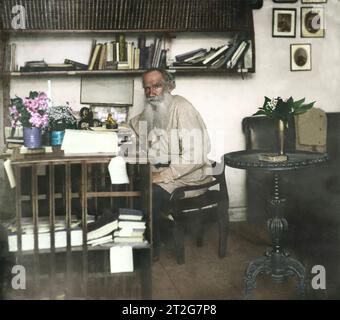 Leo Tolstoi in seinem Büro, Mai 1908, Yasnaya Polyana, Tula Oblast, Russland. Jahr: 1908. Fotograf: Sergei Prokudin-Gorskii. Stockfoto