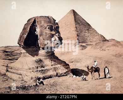 Die große Pyramide und die Sphinx Illustration aus einer Fotografie von Frank Mason am Fleck aus der Heiligen Bibel des 19. Jahrhunderts - die Selbstinterpretation F Stockfoto