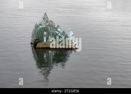 Ein Bild der Skulptur She Lies, entworfen von Monica Bonvicini im Jahr 2007, schwimmend im Inneren Oslofjord. Stockfoto