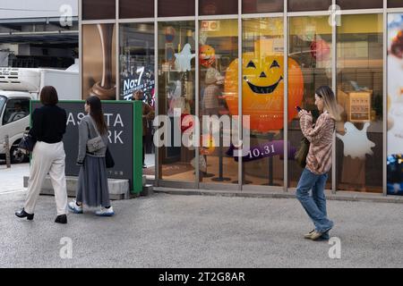 Tokio, Japan. Oktober 2023. Halloween-Dekoration in einem Geschäft in der Nähe des Shibuya Scramble und des Miyashita Parks. (Kreditbild: © Taidgh Barron/ZUMA Press Wire) NUR REDAKTIONELLE VERWENDUNG! Nicht für kommerzielle ZWECKE! Stockfoto