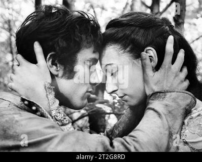 Assi Dayan, Anjelica Huston, am Set des Films „A Walk with Love and Death“, 20th Century Fox, 1969 Stockfoto