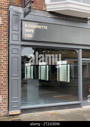 Salisbury, Wiltshire, England, Großbritannien. 18.10. 2023. Neues leeres Vape-Geschäft mit leeren Vitrinen, die durch das Fenster gesehen werden. Stockfoto