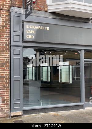 Salisbury, Wiltshire, England, Großbritannien. 18.10. 2023. Neues leeres Vape-Geschäft mit leeren Vitrinen, die durch das Fenster gesehen werden. Stockfoto