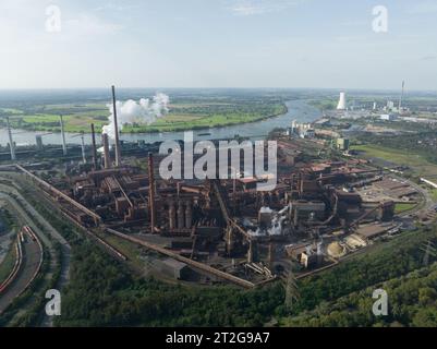 Schwermetallindustrie, Hochöfen, eines der größten Stahlwerke Deutschlands, hohe Schornsteine, die Teil der Sinteranlage sind. Duisburg Stockfoto