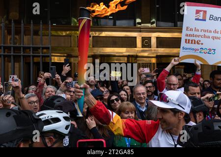 Santiago, Metropolregion, Chile. Oktober 2023. Weiterleitung der Fackelflamme für die Panamerikanischen Spiele 2023 in Santiago, Chile. Oktober 2023. (Kreditbild: © Joshua Arguello/ZUMA Press Wire) NUR REDAKTIONELLE VERWENDUNG! Nicht für kommerzielle ZWECKE! Stockfoto