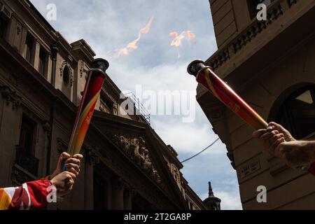 Santiago, Metropolregion, Chile. Oktober 2023. Weiterleitung der Fackelflamme für die Panamerikanischen Spiele 2023 in Santiago, Chile. Oktober 2023. (Kreditbild: © Joshua Arguello/ZUMA Press Wire) NUR REDAKTIONELLE VERWENDUNG! Nicht für kommerzielle ZWECKE! Stockfoto