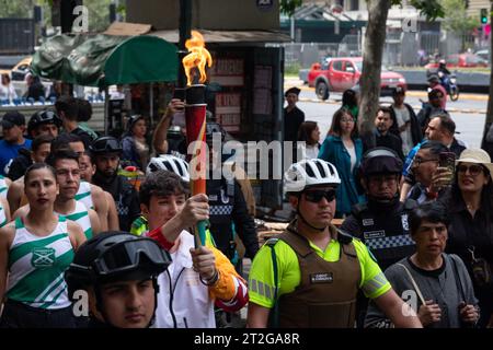 Santiago, Metropolregion, Chile. Oktober 2023. Weiterleitung der Fackelflamme für die Panamerikanischen Spiele 2023 in Santiago, Chile. Oktober 2023. (Kreditbild: © Joshua Arguello/ZUMA Press Wire) NUR REDAKTIONELLE VERWENDUNG! Nicht für kommerzielle ZWECKE! Stockfoto