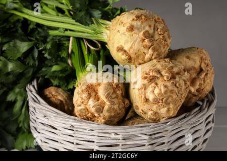 Frische rohe Selleriewurzeln im Korb, Großaufnahme Stockfoto