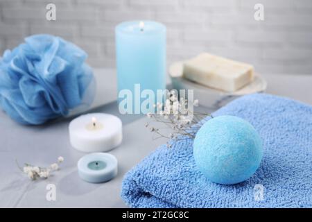 Schöne Komposition mit aromatischer Badbombe auf grauem Tisch Stockfoto