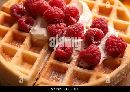 Leckere belgische Waffel mit frischen Himbeeren und Schlagsahne, Nahaufnahme Stockfoto