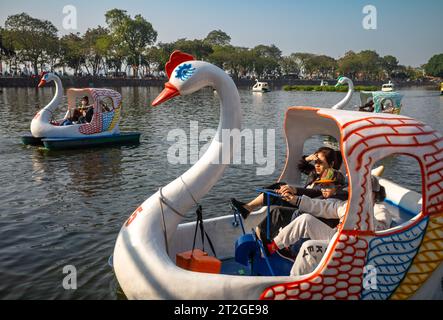 Drei Kinder auf einem schwanenförmigen Tretboot auf dem Truc Bach Lake, Hanoi, Vietnam Stockfoto