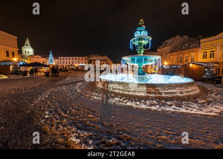 Masarykovo namesti Swaure in der Stadt Karvina in Tschechien mit Weihnachtsschmuck während der Nacht Stockfoto