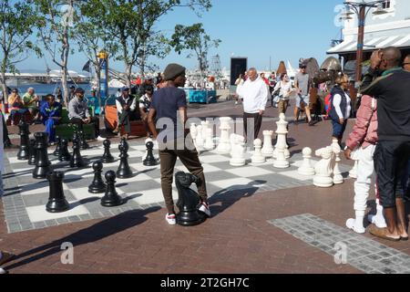 Lokale Spieler von Straßenschach genießen ein Spiel mit riesigen Schachmännern an der Waterfront in Kapstadt Südafrika. Stockfoto