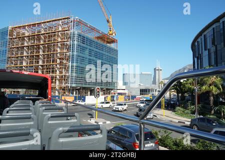 Stadtzentrum von Kapstadt mit modernem Gebäude im Bau vom Doppeldecker Hop-on-Hop-off-Touristenbus. Stockfoto