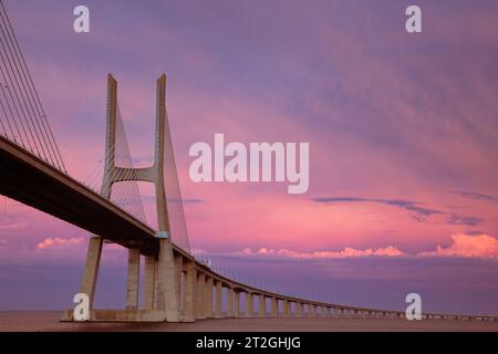 Vasco da Gama Brücke bei Sonnenuntergang, Lissabon, Portugal Stockfoto